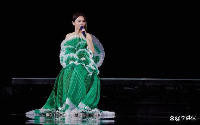 继TFBOYS后，SHE时隔4年合体，任家萱挺孕肚出席