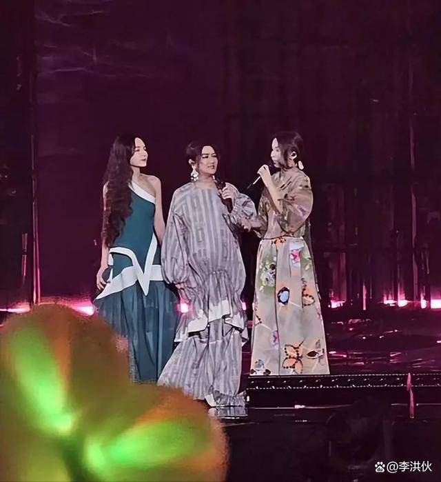 继TFBOYS后，SHE时隔4年合体，任家萱挺孕肚出席