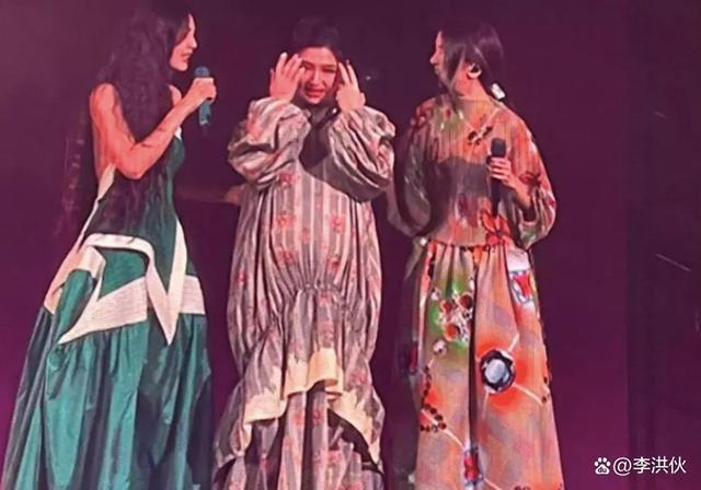 继TFBOYS后，SHE时隔4年合体，任家萱挺孕肚出席