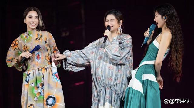 继TFBOYS后，SHE时隔4年合体，任家萱挺孕肚出席