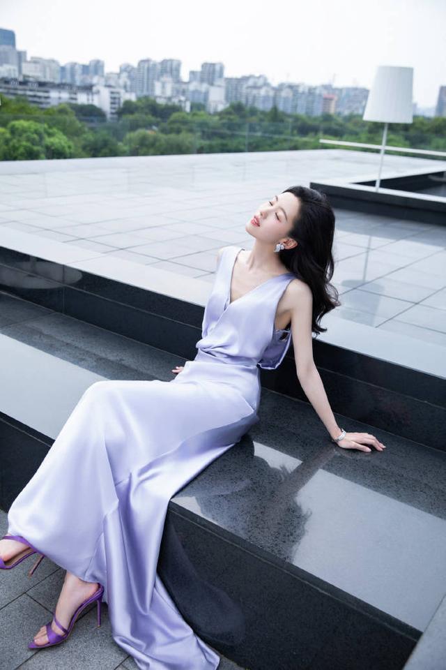 陈都灵一袭紫色v领鱼尾长裙 笑容明媚气质知性大方