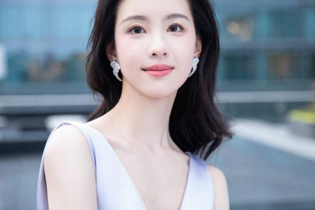 陈都灵一袭紫色v领鱼尾长裙 笑容明媚气质知性大方