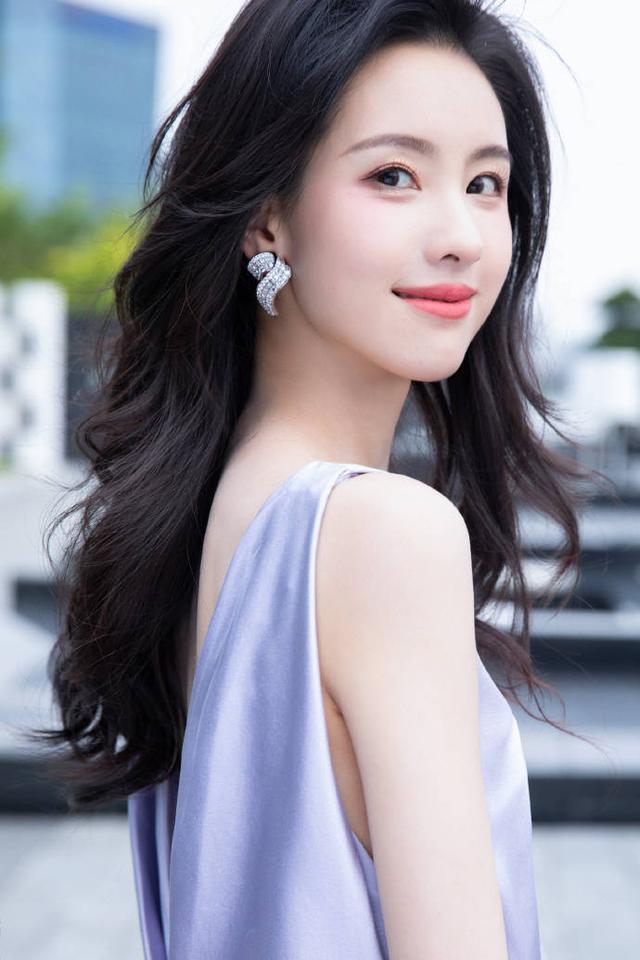 陈都灵一袭紫色v领鱼尾长裙 笑容明媚气质知性大方