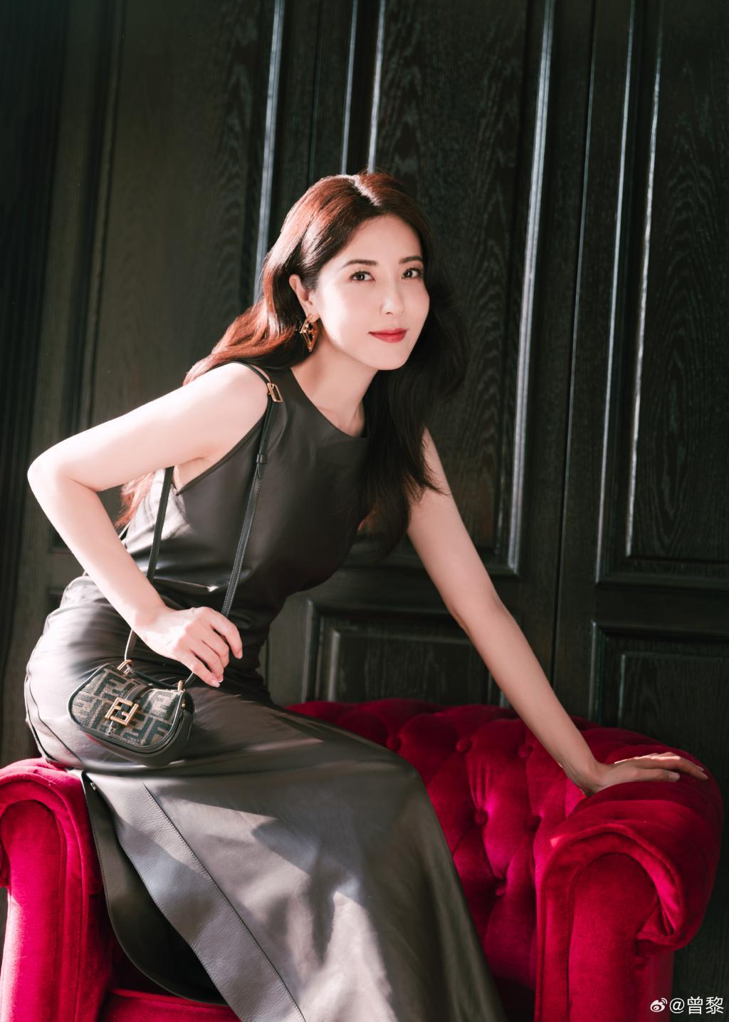 曾黎穿黑皮裙勾勒好身材 抹红唇气场全开