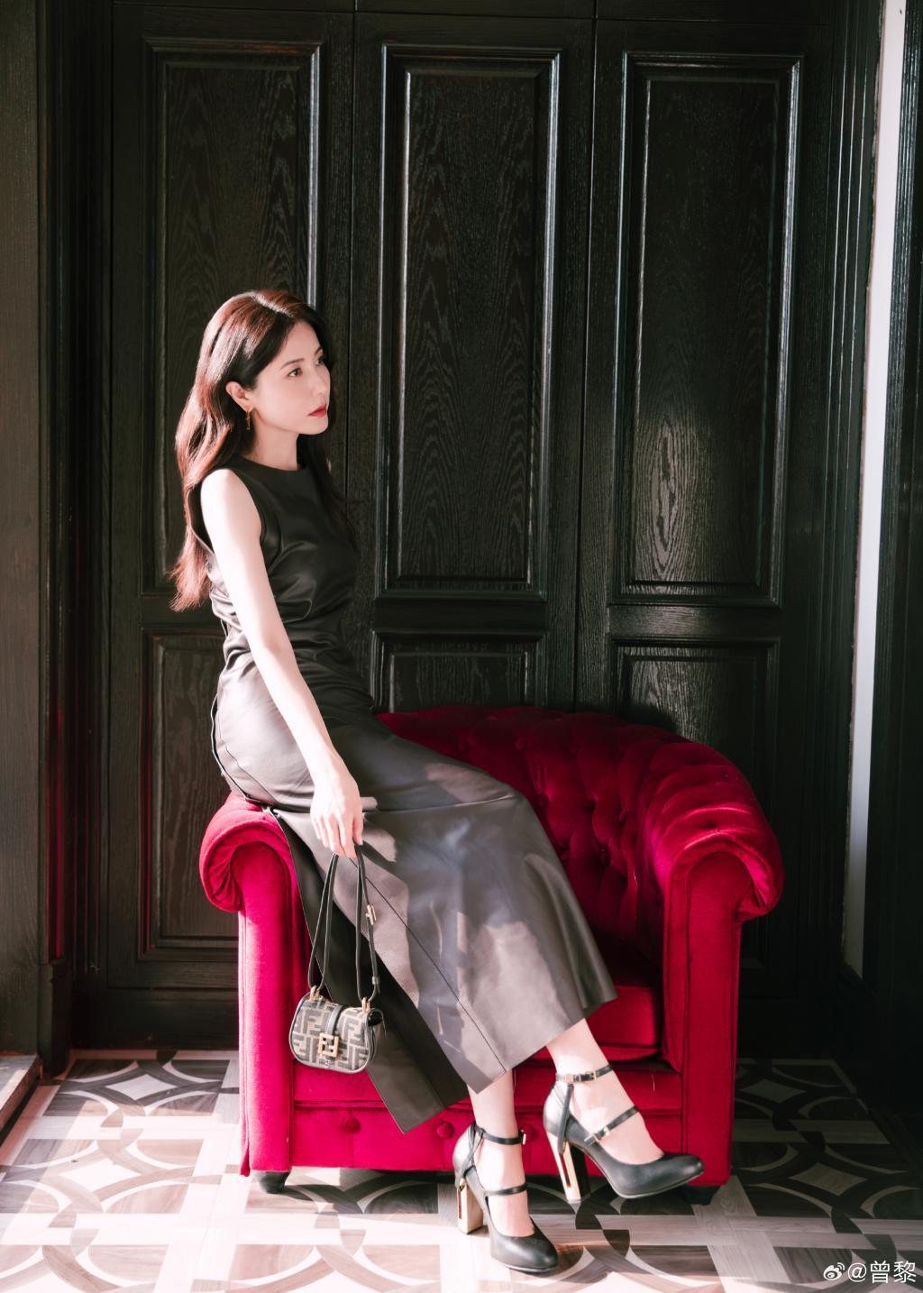 曾黎穿黑皮裙勾勒好身材 抹红唇气场全开