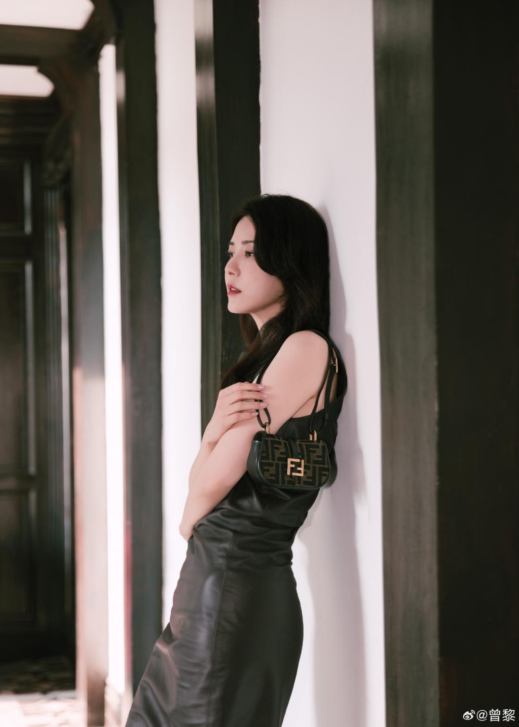 曾黎穿黑皮裙勾勒好身材 抹红唇气场全开
