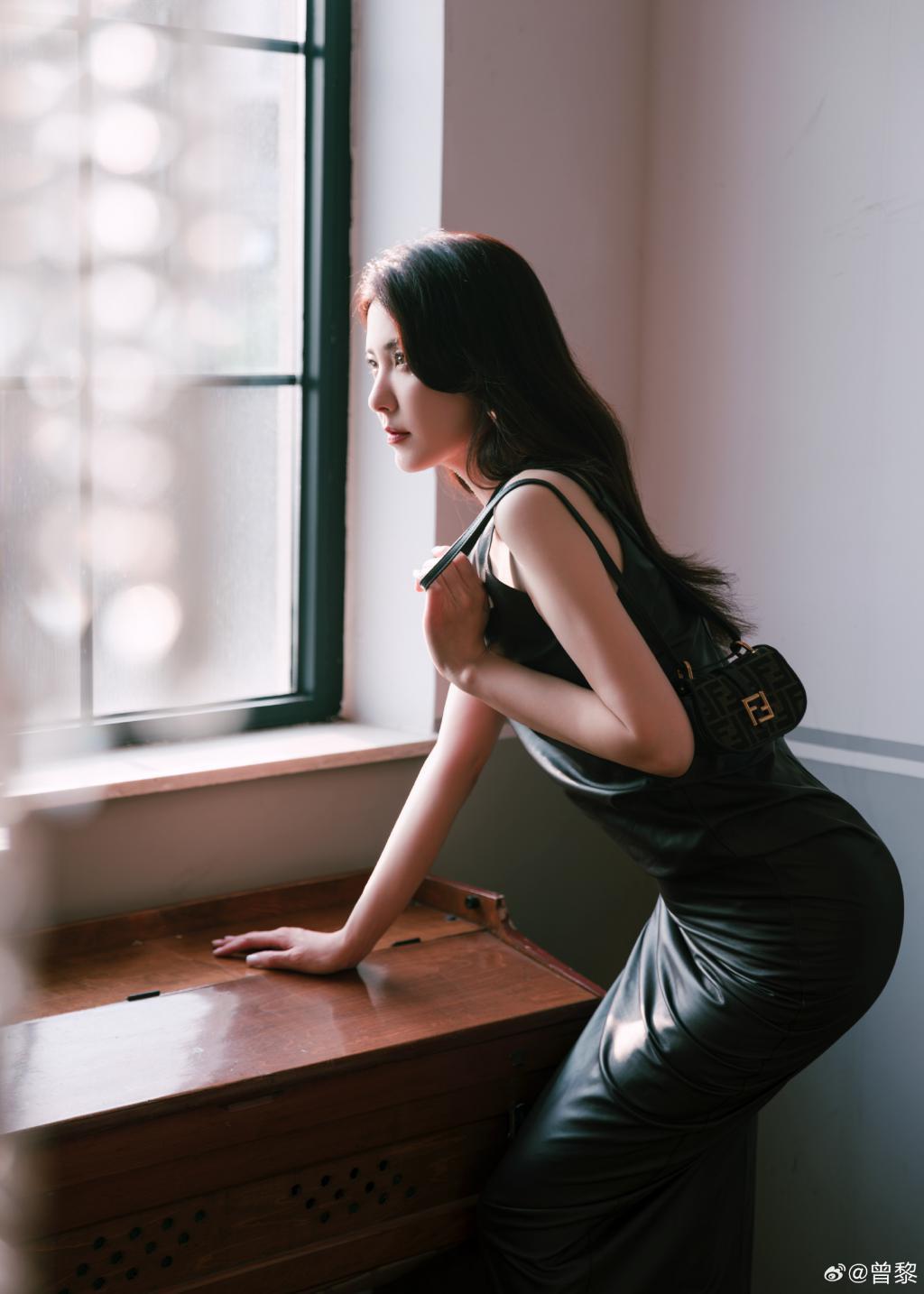 曾黎穿黑皮裙勾勒好身材 抹红唇气场全开