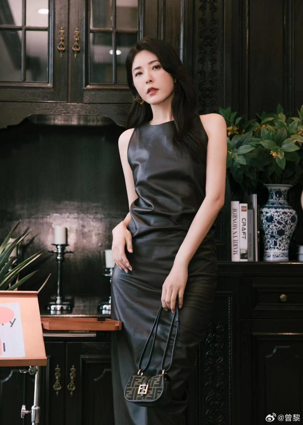 曾黎穿黑皮裙勾勒好身材 抹红唇气场全开