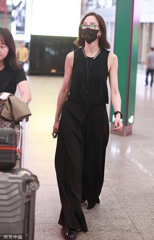 张钧甯allblack造型现身 穿黑色无袖衫酷帅十足