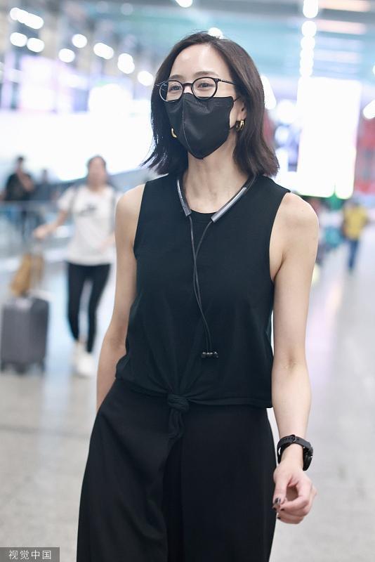 张钧甯allblack造型现身 穿黑色无袖衫酷帅十足