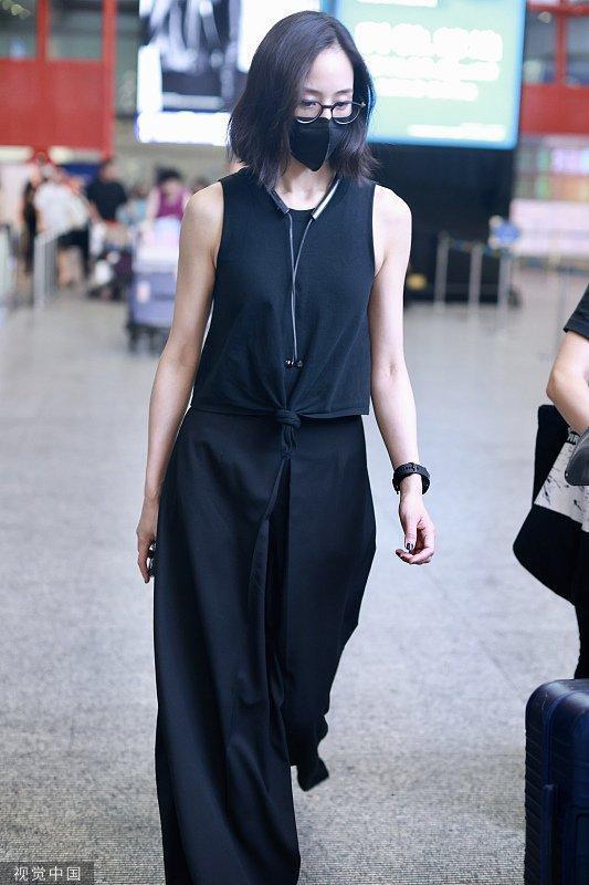 张钧甯allblack造型现身 穿黑色无袖衫酷帅十足