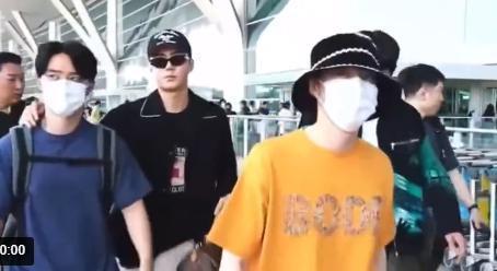 EXO成员出发前往青岛 今日将举办线下签售会