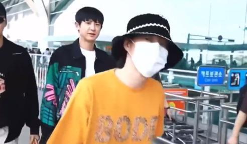 EXO成员出发前往青岛 今日将举办线下签售会