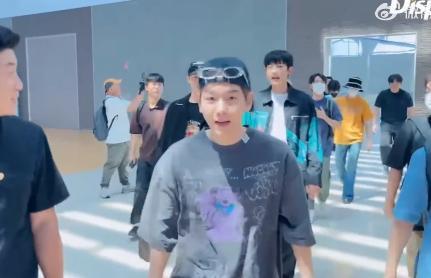 EXO成员出发前往青岛 今日将举办线下签售会