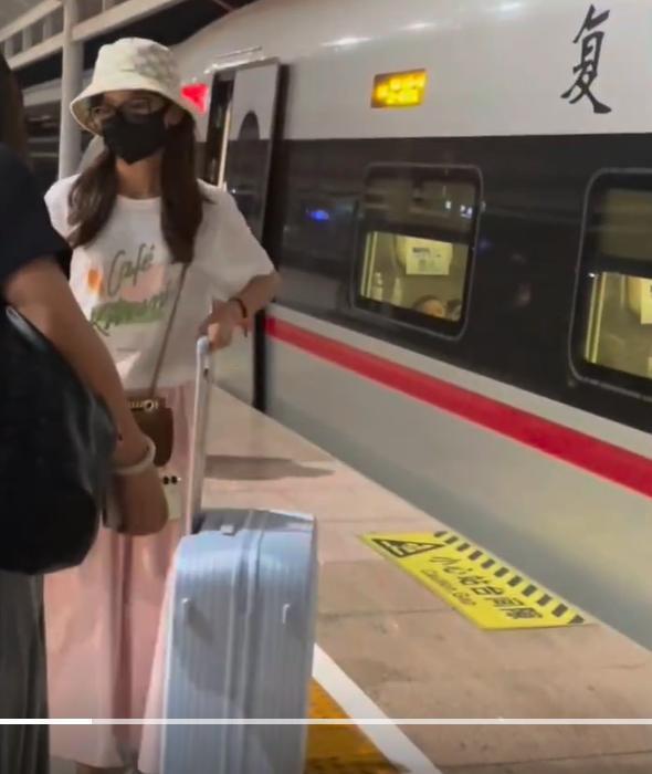 央视主持王冰冰坐高铁被偶遇，一身休闲独自推行李接地气