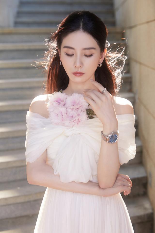 刘诗诗最新写真大片释出 素雅白裙秀肩颈线条气质温柔