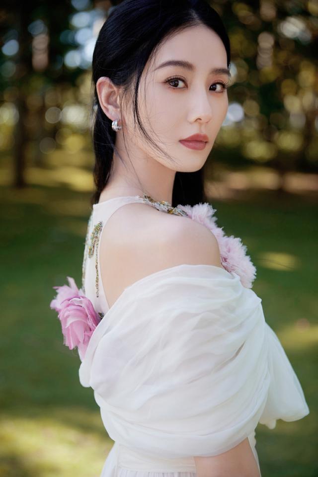 刘诗诗最新写真大片释出 素雅白裙秀肩颈线条气质温柔