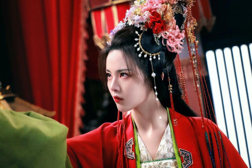 杨超越穿红色嫁衣娇艳动人 满眼含泪惹人怜