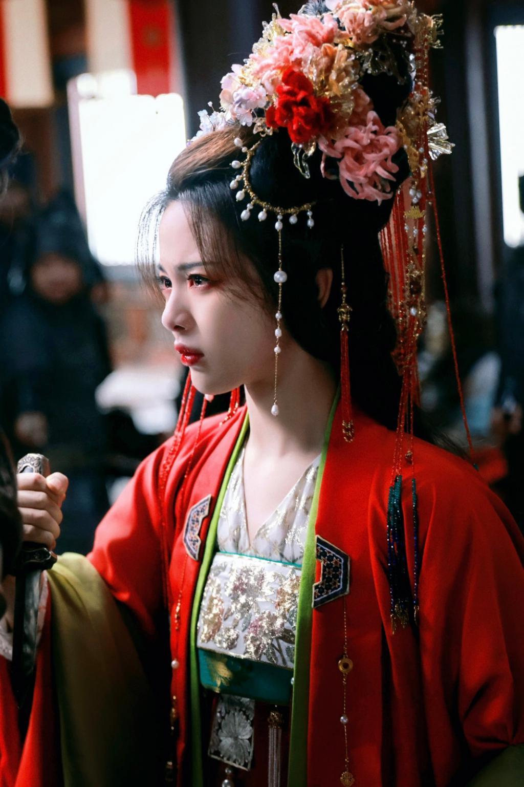 杨超越穿红色嫁衣娇艳动人 满眼含泪惹人怜