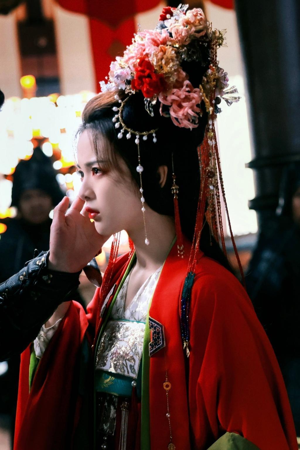 杨超越穿红色嫁衣娇艳动人 满眼含泪惹人怜