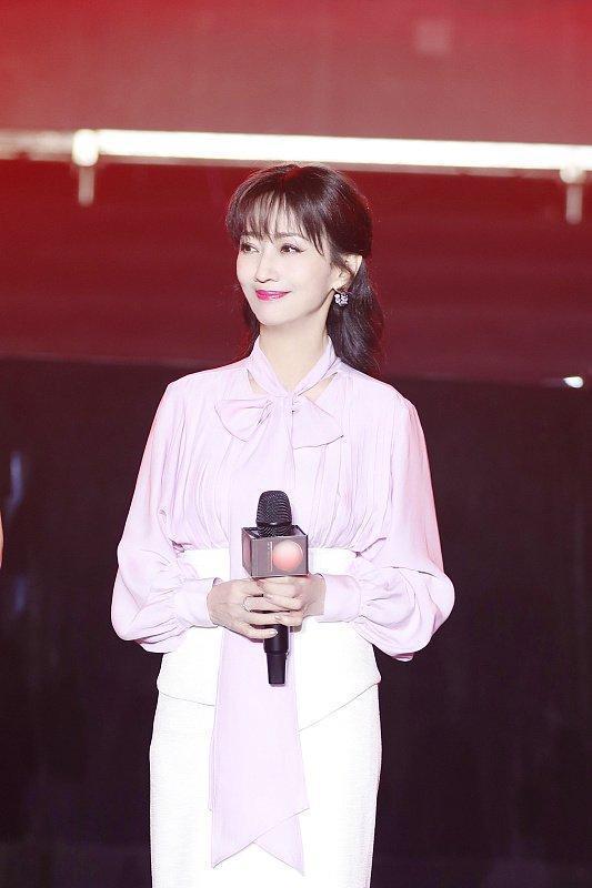 赵雅芝穿紫色蝴蝶结衬衫年轻靓丽 抿嘴微笑气质佳