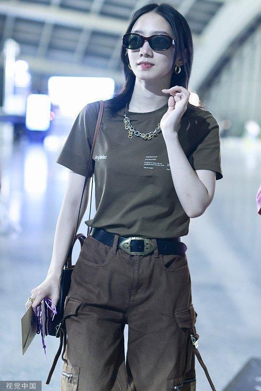 孟美岐咖色T恤搭工装长裤 中性风穿搭潮流帅气