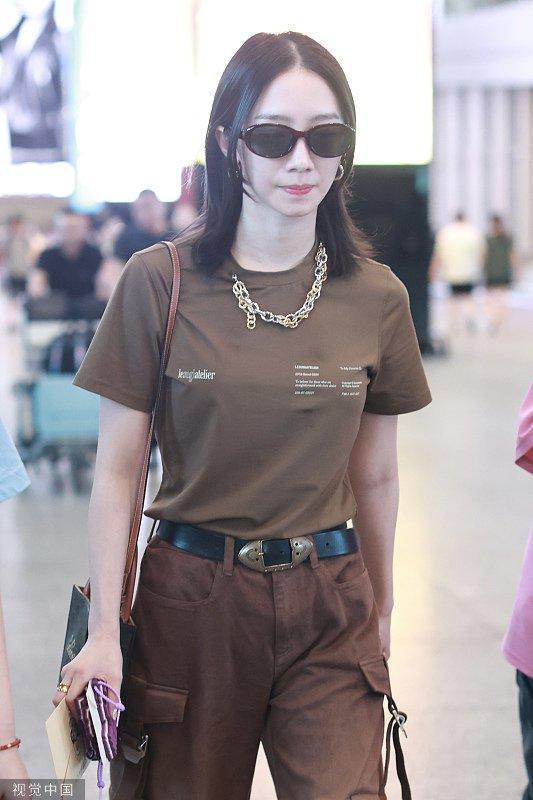 孟美岐咖色T恤搭工装长裤 中性风穿搭潮流帅气