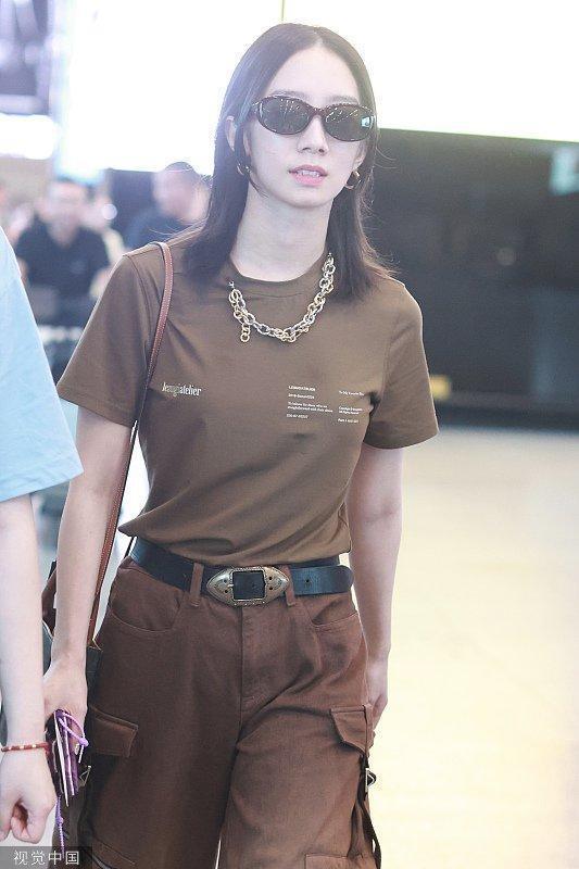 孟美岐咖色T恤搭工装长裤 中性风穿搭潮流帅气