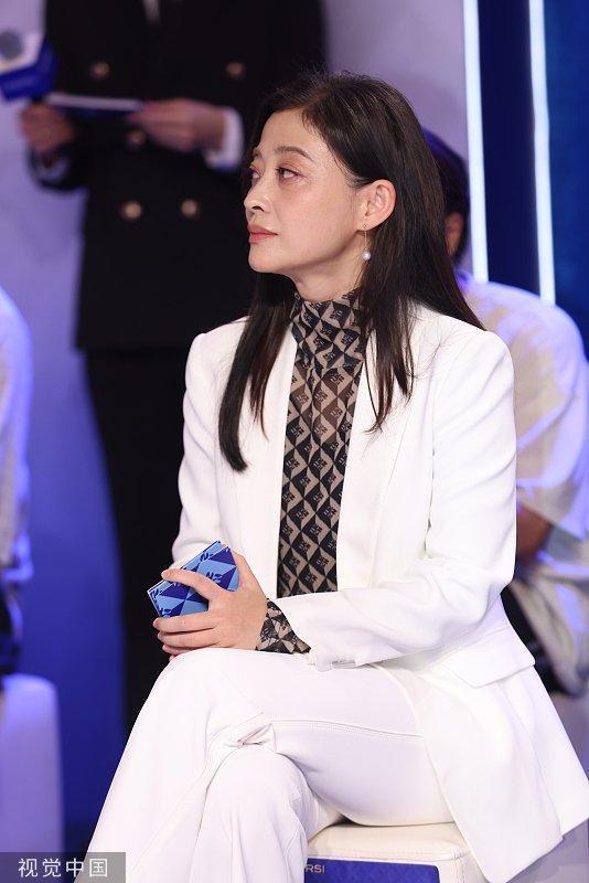 梅婷白色西装造型出席活动 气质优雅大方清雅素净