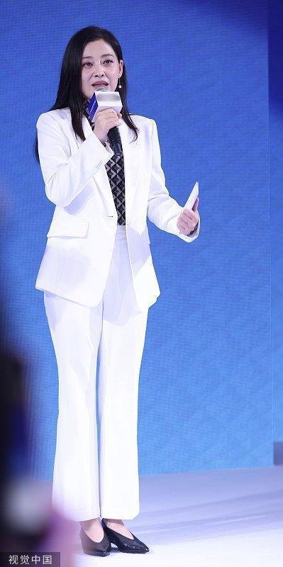 梅婷白色西装造型出席活动 气质优雅大方清雅素净