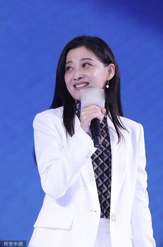 梅婷白色西装造型出席活动 气质优雅大方清雅素净