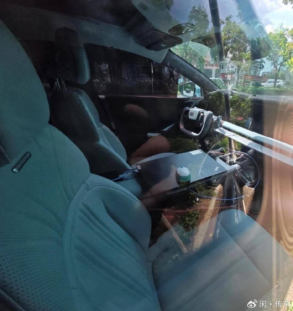 吉利银河 E8 车型内饰谍照曝光，配贯穿式三联屏   半辐式方向盘