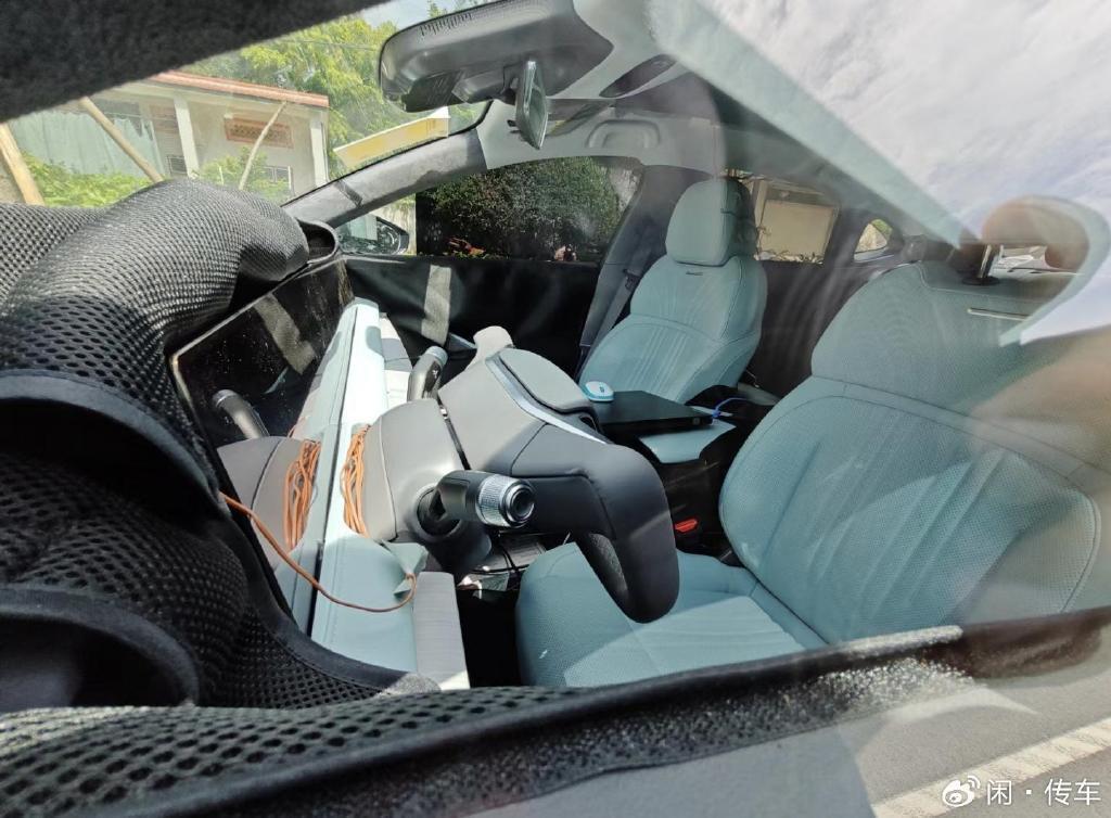 吉利银河 E8 车型内饰谍照曝光，配贯穿式三联屏   半辐式方向盘