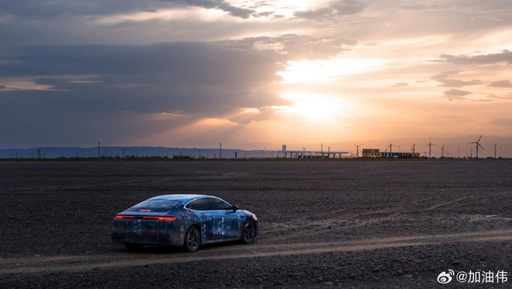 吉利银河 E8 车型内饰谍照曝光，配贯穿式三联屏   半辐式方向盘