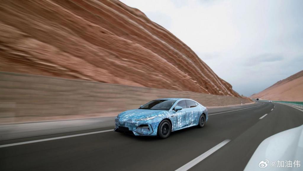 吉利银河 E8 车型内饰谍照曝光，配贯穿式三联屏   半辐式方向盘