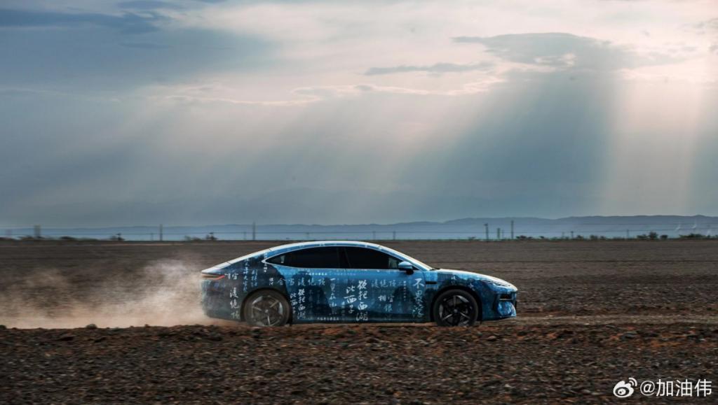 吉利银河 E8 车型内饰谍照曝光，配贯穿式三联屏   半辐式方向盘