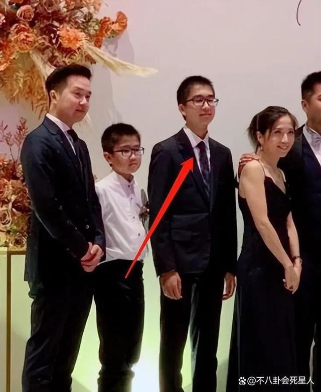 曝光长子正脸，低调了12年的梁洛施，终于“不怕”李嘉诚了