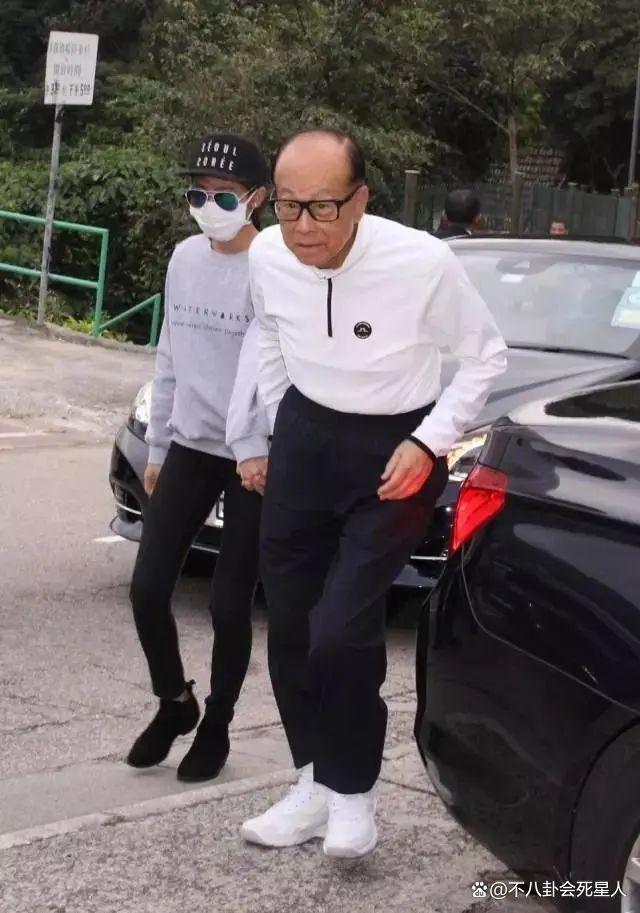 曝光长子正脸，低调了12年的梁洛施，终于“不怕”李嘉诚了