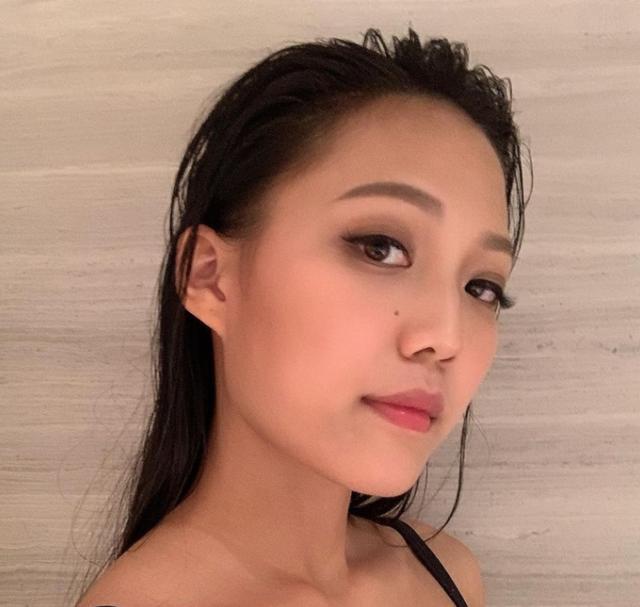 霍英东孙女体验农村生活，打扮朴素踩泥地里不嫌脏