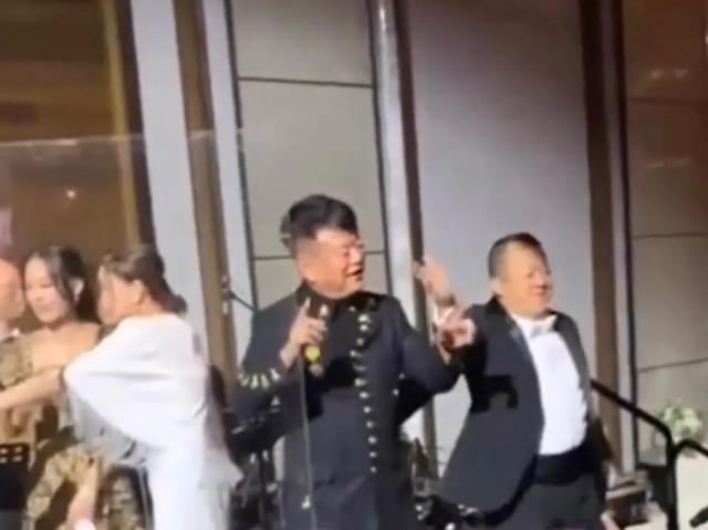 霍英东孙女体验农村生活，打扮朴素踩泥地里不嫌脏