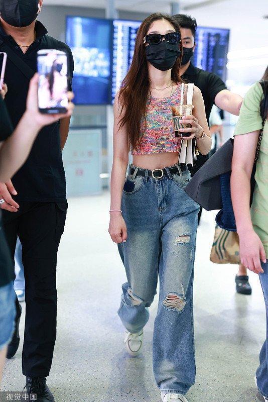 希林娜依·高穿针织背心露蚂蚁腰 走路御姐范儿十足