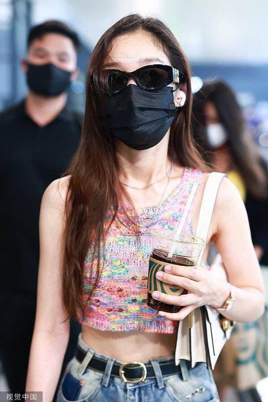 希林娜依·高穿针织背心露蚂蚁腰 走路御姐范儿十足