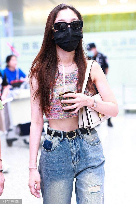 希林娜依·高穿针织背心露蚂蚁腰 走路御姐范儿十足