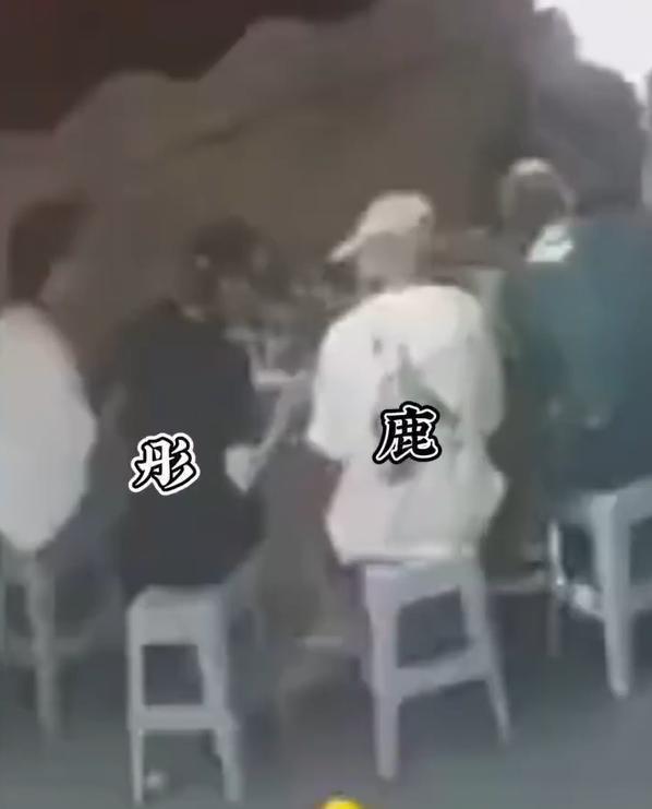 网曝鹿晗关晓彤一起吃面 男方外头看女方互动超甜