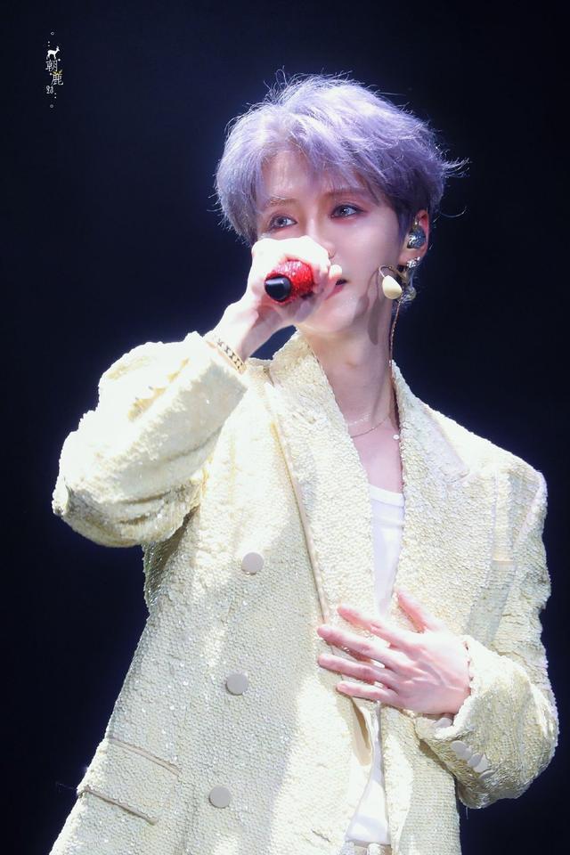 网曝鹿晗关晓彤一起吃面 男方外头看女方互动超甜