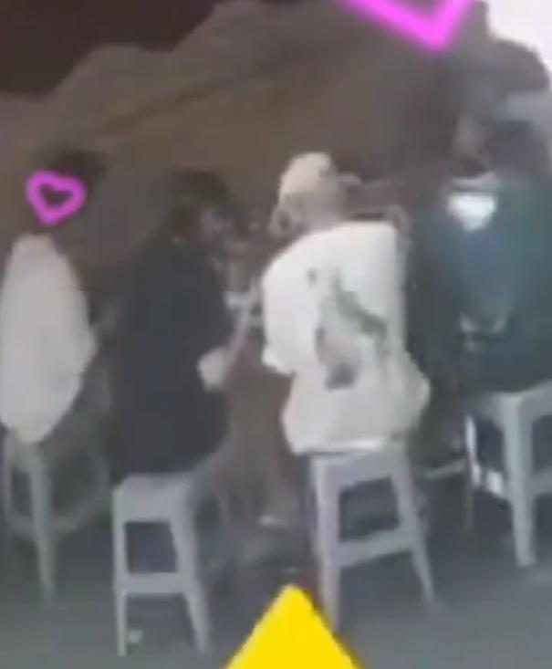 网曝鹿晗关晓彤一起吃面 男方外头看女方互动超甜