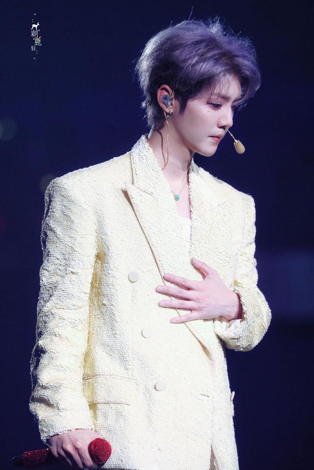 网曝鹿晗关晓彤一起吃面 男方外头看女方互动超甜