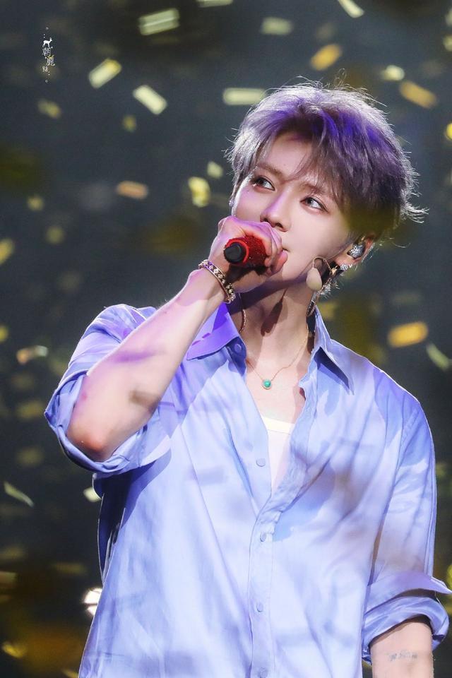 网曝鹿晗关晓彤一起吃面 男方外头看女方互动超甜