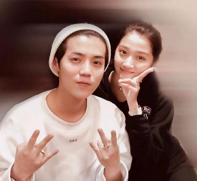 网曝鹿晗关晓彤一起吃面 男方外头看女方互动超甜