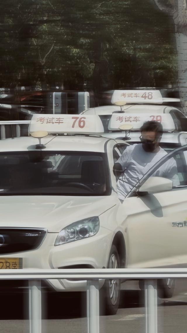 张颂文被网友北京偶遇考科目三 打扮低调严实
